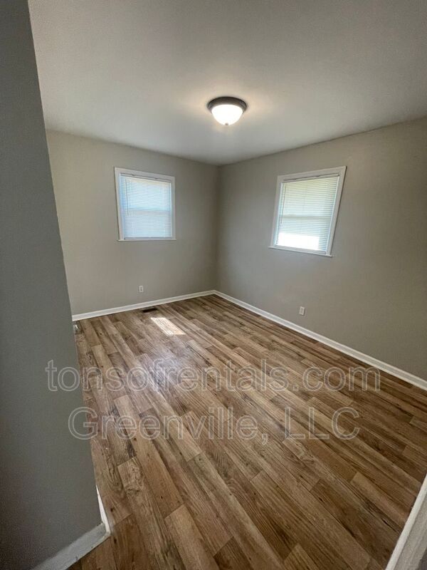 Building Photo - 731 Fairfax St