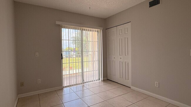 Building Photo - 1694 SE Green Acres Cir