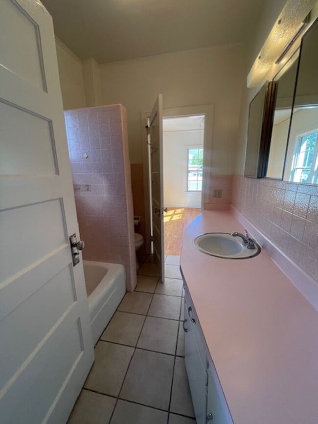 Building Photo - Adorable 3 Bedroom 2 Bath In Upper Clarkda...