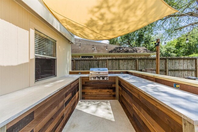 Building Photo - 17106 Summer Hollow Dr