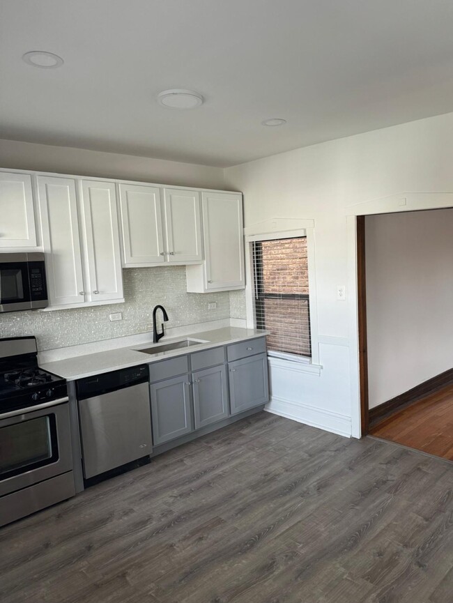 Building Photo - 806 Carpenter Ave