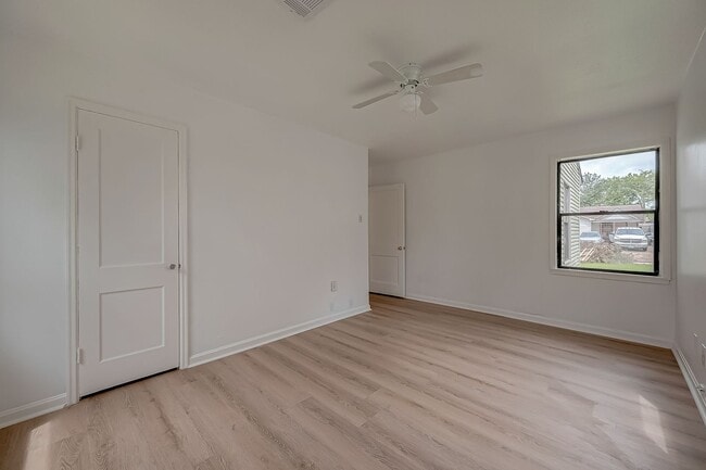 Building Photo - For Lease | 3 Bed, 1 Bath | 1,199 Sq Ft | ...