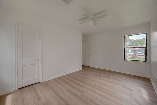 Building Photo - For Lease | 3 Bed, 1 Bath | 1,199 Sq Ft | East End Houston