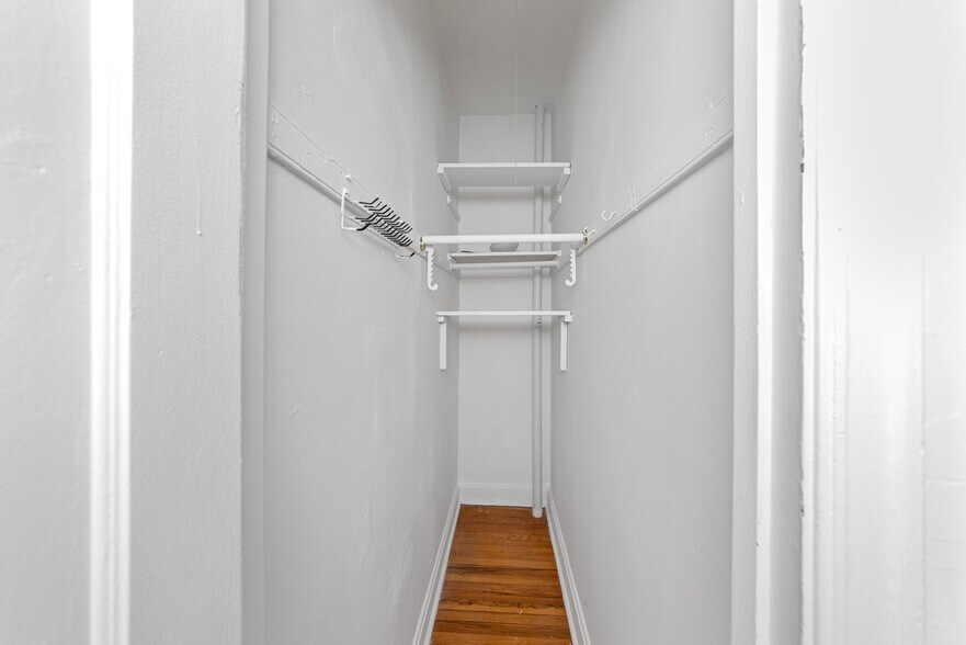 Building Photo - 1353 W Catalpa Ave