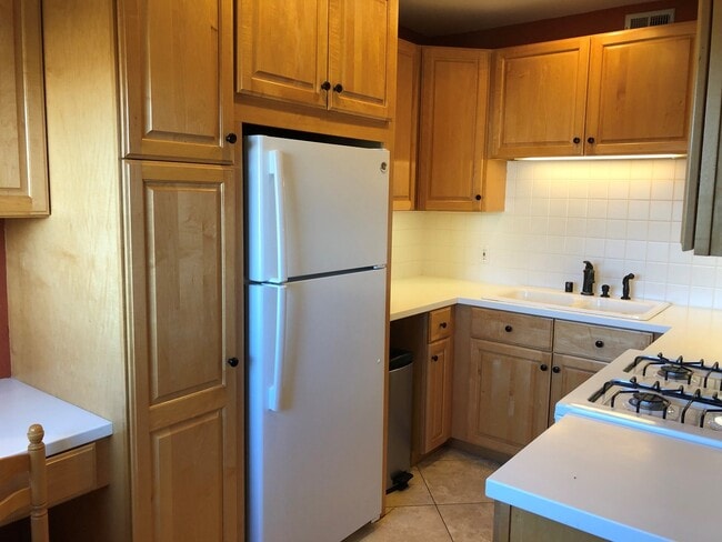 Building Photo - Great 2 bedroom condo, all utilities inclu...