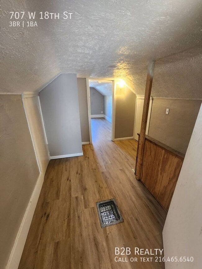 Building Photo - 707 W 18th St