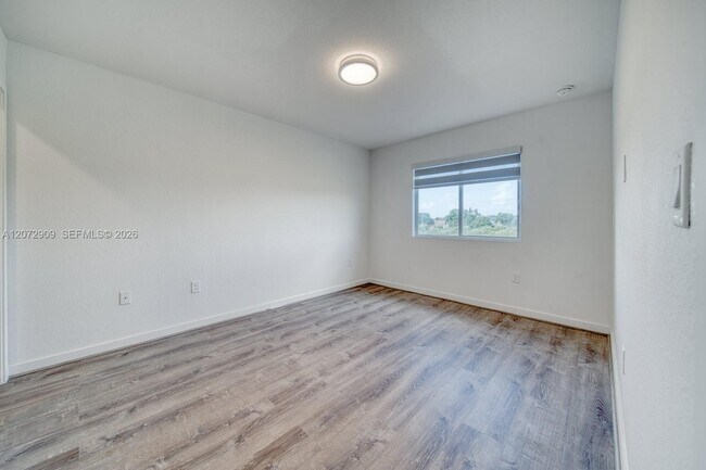 Building Photo - 1090 SE 23rd Ave