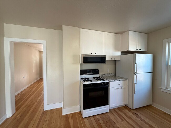Building Photo - Cute two bedroom cottage in central Ashlan...
