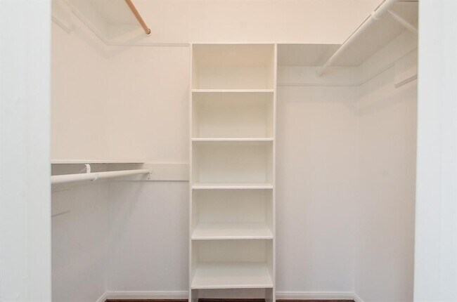 Building Photo - 940 Wycliffe Dr