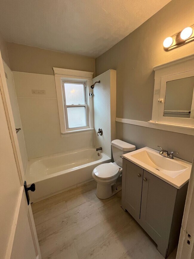 Building Photo - Three bedroom one bathroom home for rent