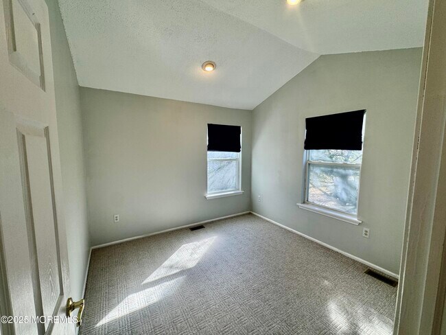 Building Photo - 113 Richmond Ct N