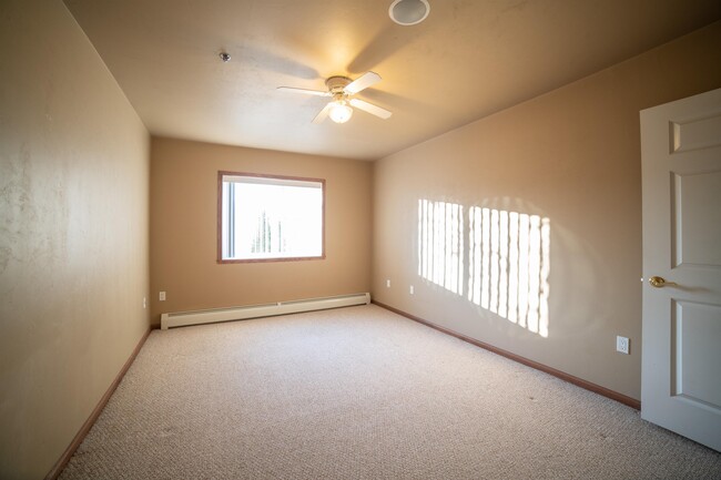 Building Photo - 830 E Elm Dr