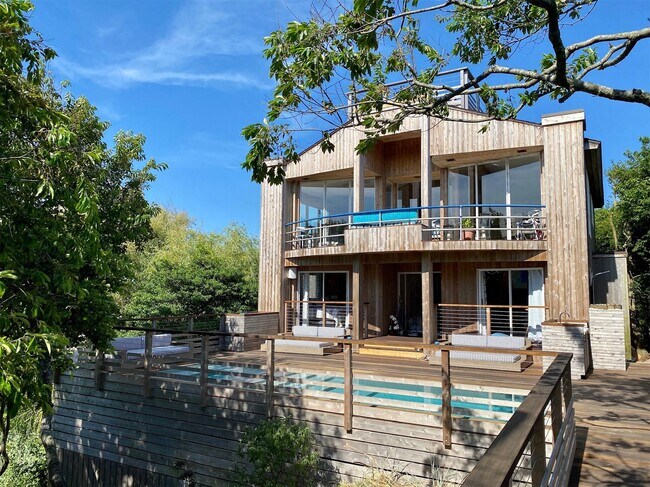 Building Photo - 358 Crown Walk