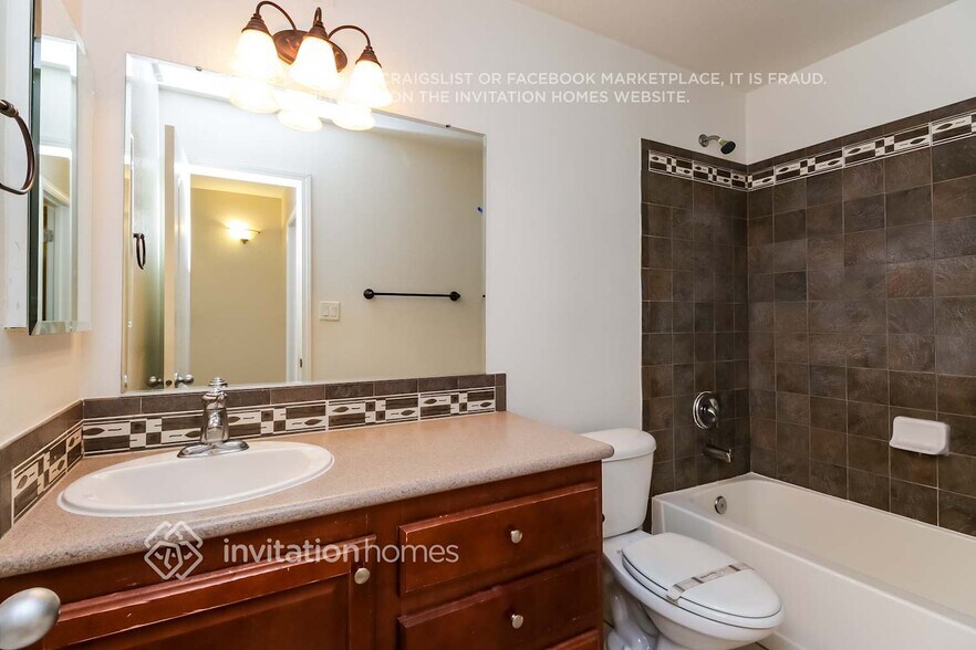 Building Photo - 2412 S Cottonwood Dr