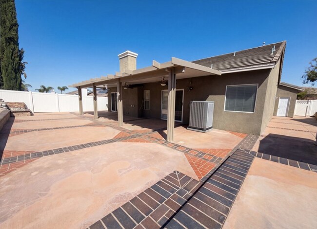 Building Photo - 3630 Vanderbilt Dr