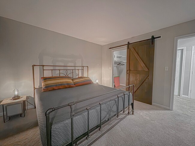 Building Photo - Beautiful 2 Bed 1 Bath Condo With A Balcony In Desired Cardinal Forest