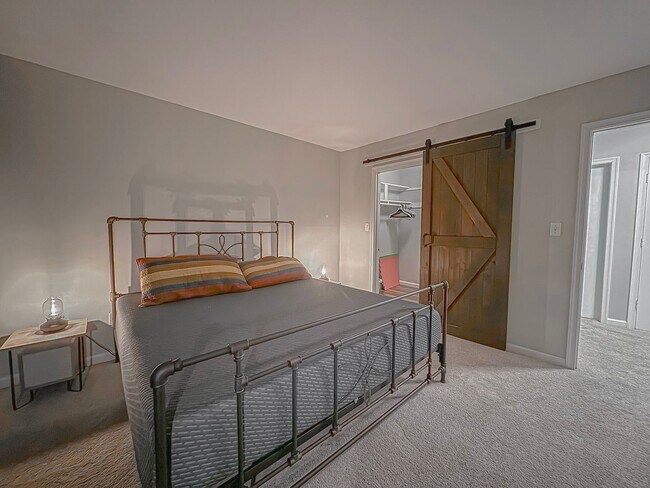 Building Photo - Beautiful Fully Furnished 2 Bed 1 Bath Condo With A Balcony In Desired Cardinal Forest