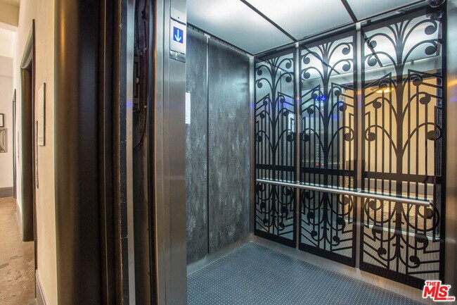 Building Photo - 108 W 2nd St