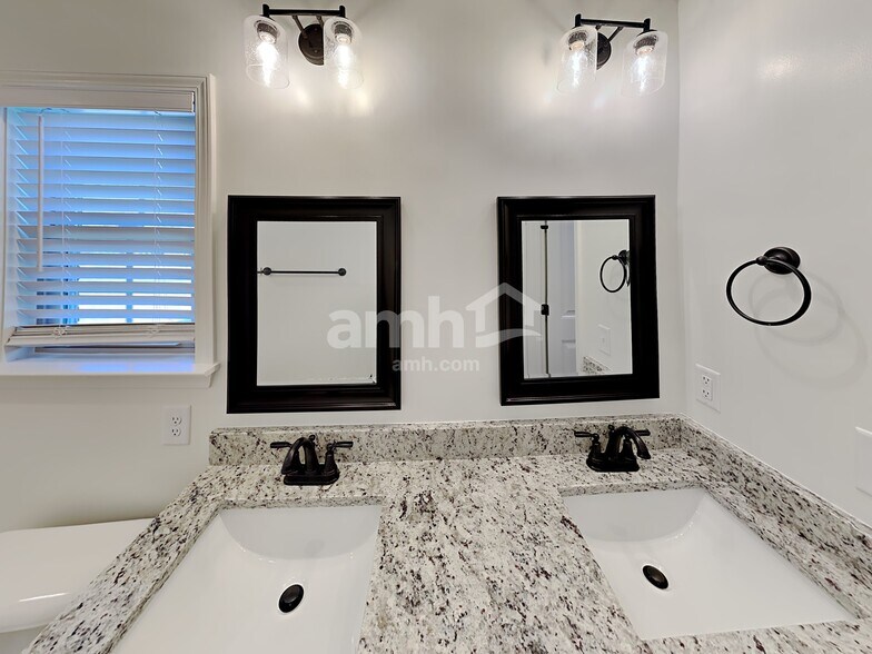Building Photo - 2913 Dusenburg Dr