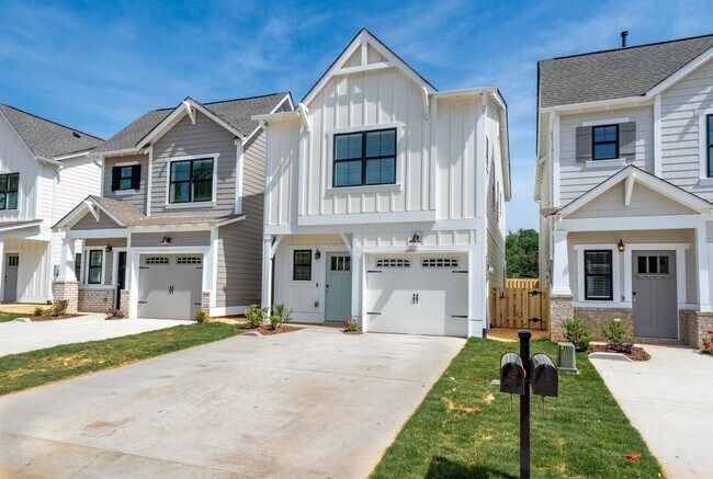 Building Photo - Spacious backyard with nature view!