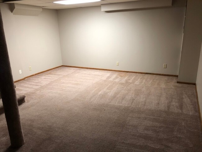 Building Photo - Come check out this roomy Tri-level in a g...