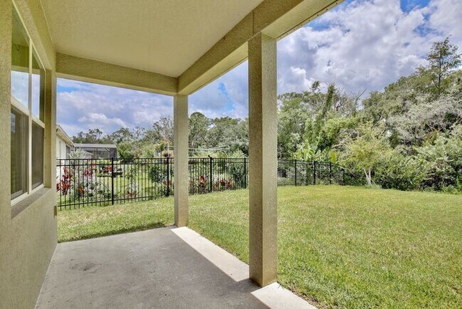 Building Photo - Gorgeous 4/3 Spacious Home with a 2 Car Garage Located on a Conservation Lot in Creekstone Neighb...