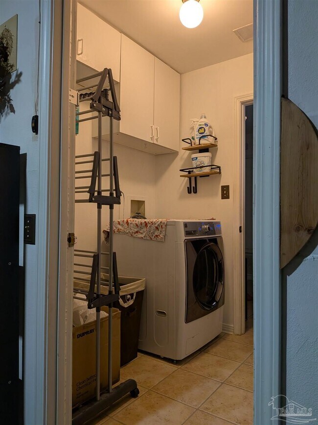 Building Photo - 5275 Powrie Dr