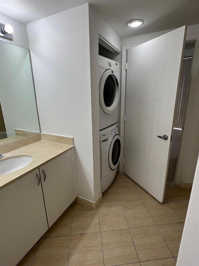 Building Photo - 1750 N Bayshore Dr