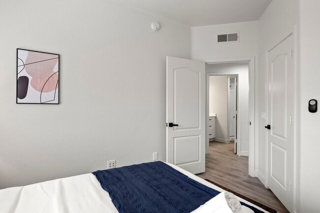 Building Photo - 875 W Pecos Rd