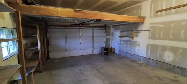 Building Photo - Spacious single family home in a quiet neighborhood