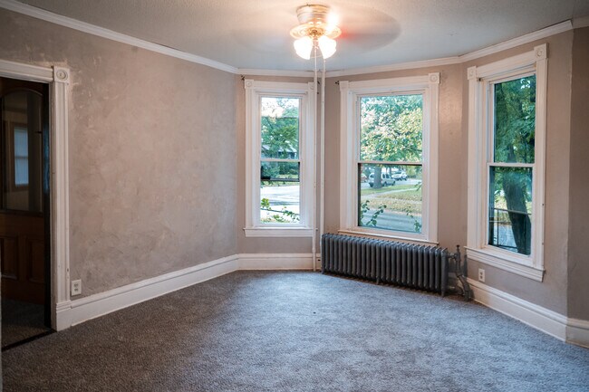 Building Photo - 556 Rose Ave E