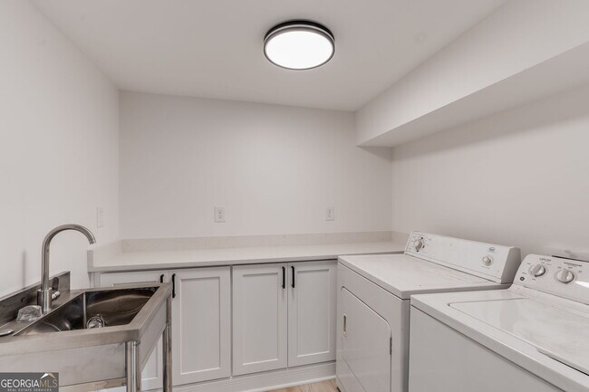 Building Photo - 493 Sybil Ln SE