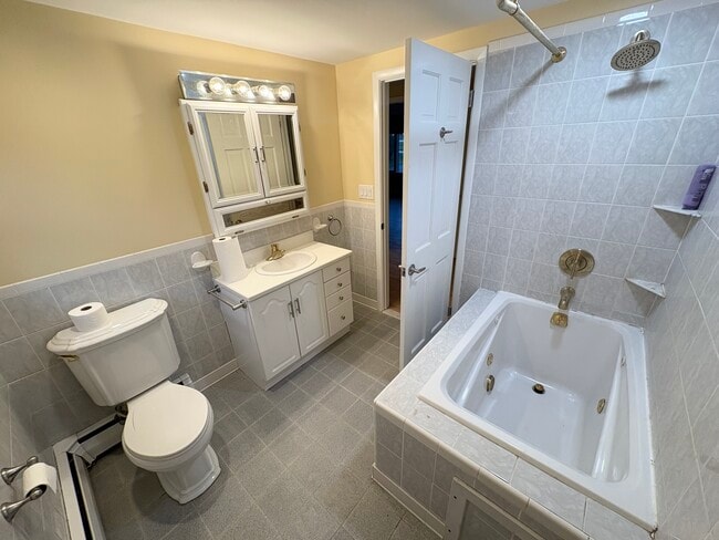 Building Photo - 12 Fieldstone Dr