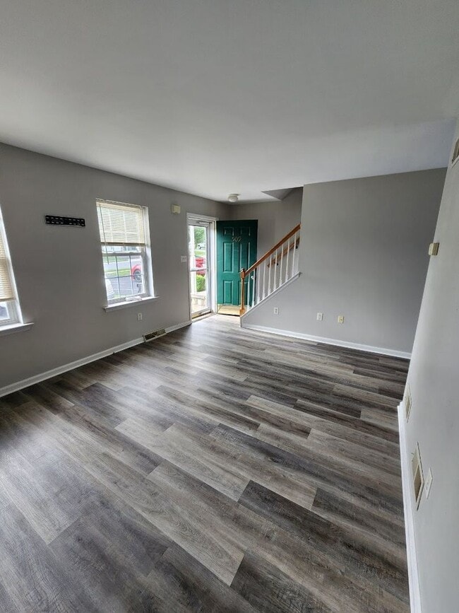 Building Photo - Updated Townhome available now!