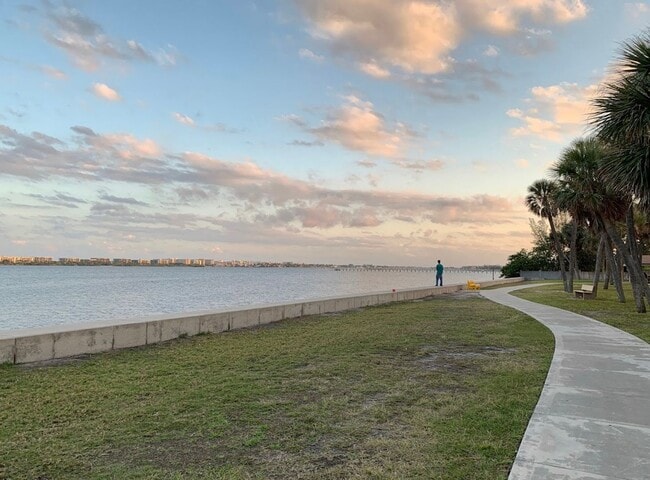 Building Photo - Fully Remodeled 1bed  1bath Apartment w/ Washer & Dryer