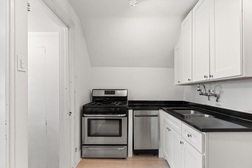 Building Photo - 1121 Leonard Pl