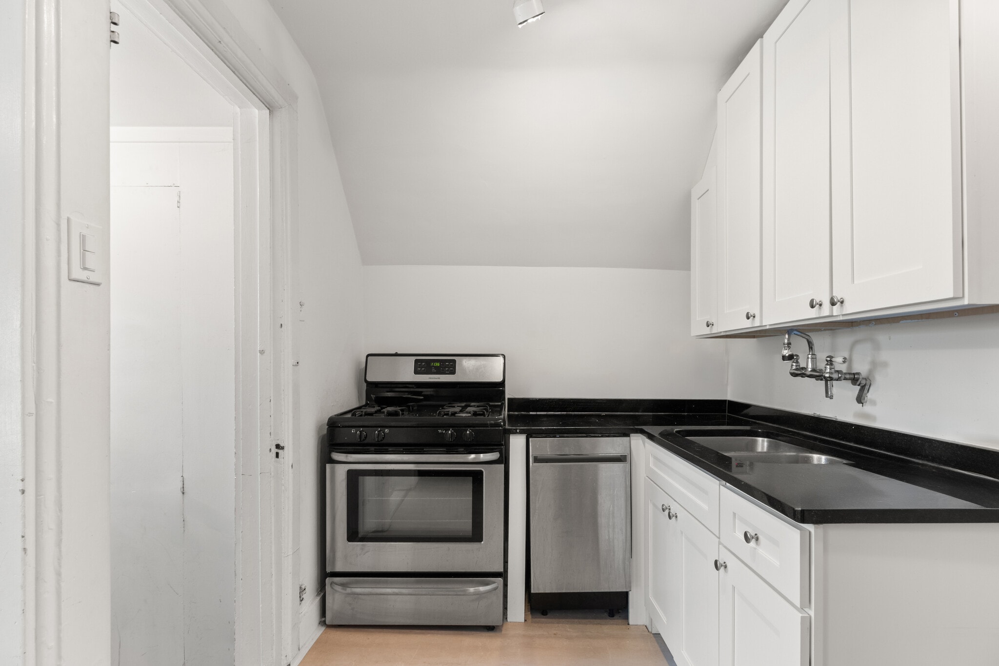 Building Photo - 1121 Leonard Pl