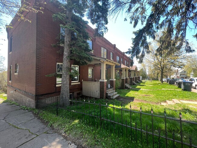 Building Photo - AVAILABLE JUNE -  4 Bed 1 Bath Townhome