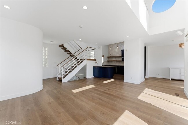 Building Photo - 1452 Loma Dr