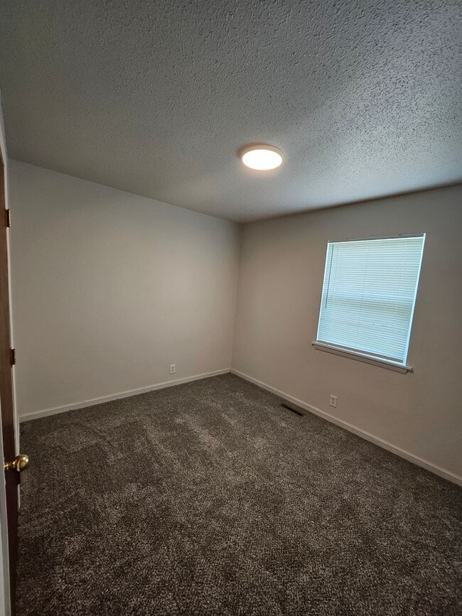 Building Photo - 3 bed, 1.5 bath in a great location! Fenced in yard!