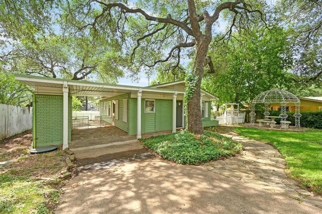 Building Photo - 3103 S Oak Dr