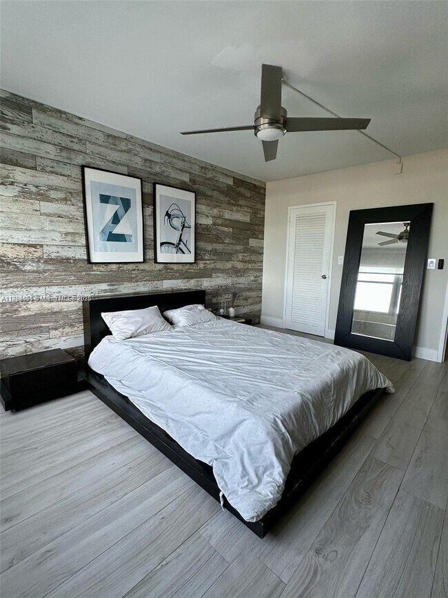 Building Photo - 2899 Collins Ave