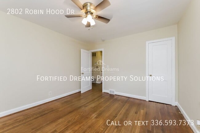 Building Photo - 2802 Robin Hood Dr