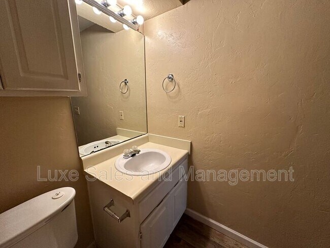 Building Photo - 11120 N Stratford Dr