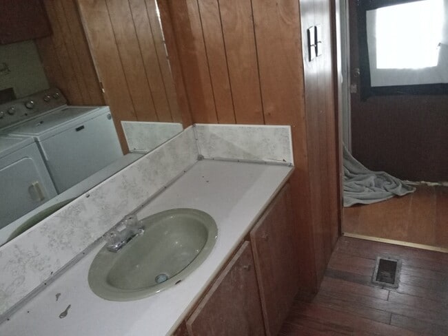 Building Photo - 1305 Ridge Cir