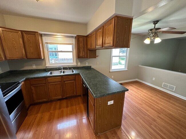 Building Photo - Nice and Large 3BR/1.5ba unit for rent in ...