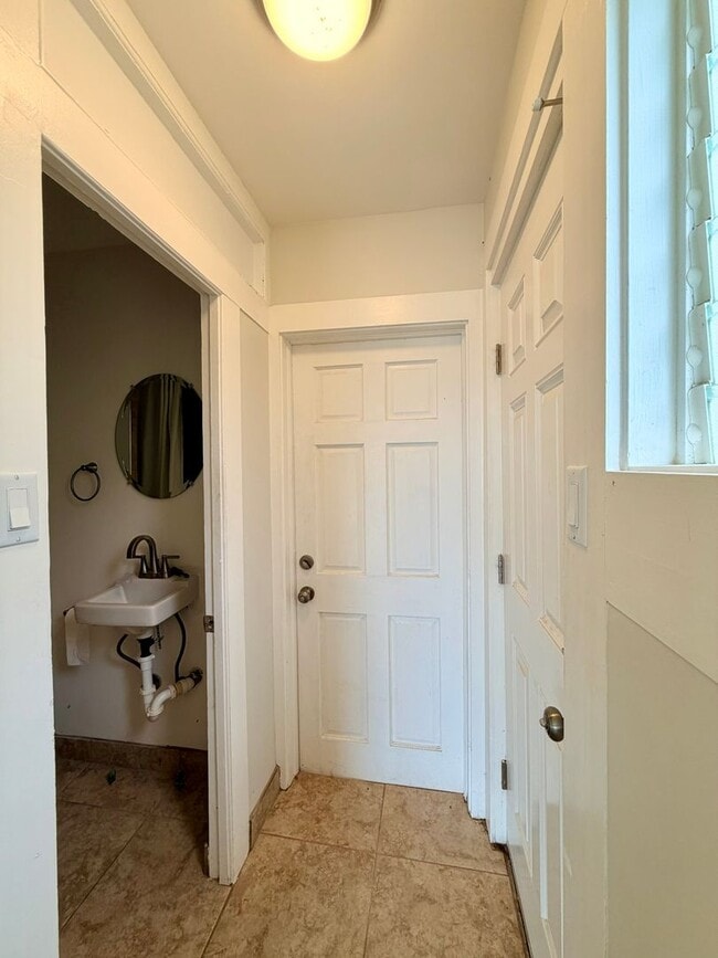 Building Photo - Remodeled studio residence with a panoramic view (Lower Manoa)