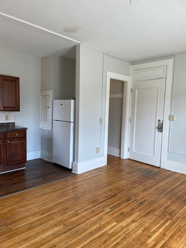 Building Photo - 185 Alexander St