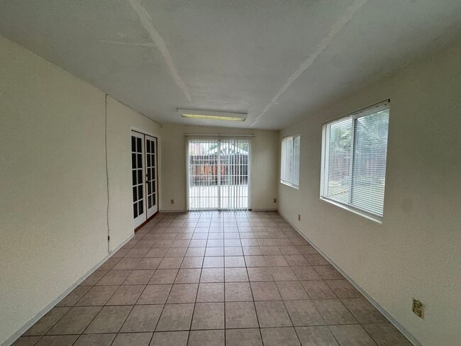 Building Photo - NE Bakersfield home with a sunroom!