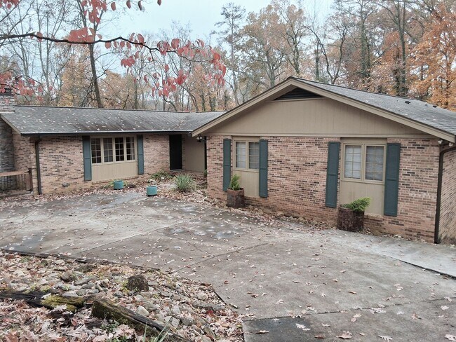 Building Photo - Oak Ridge 37830 - 4 bedroom 2.5 bath - call Sharon Arnwine 865-313-7215